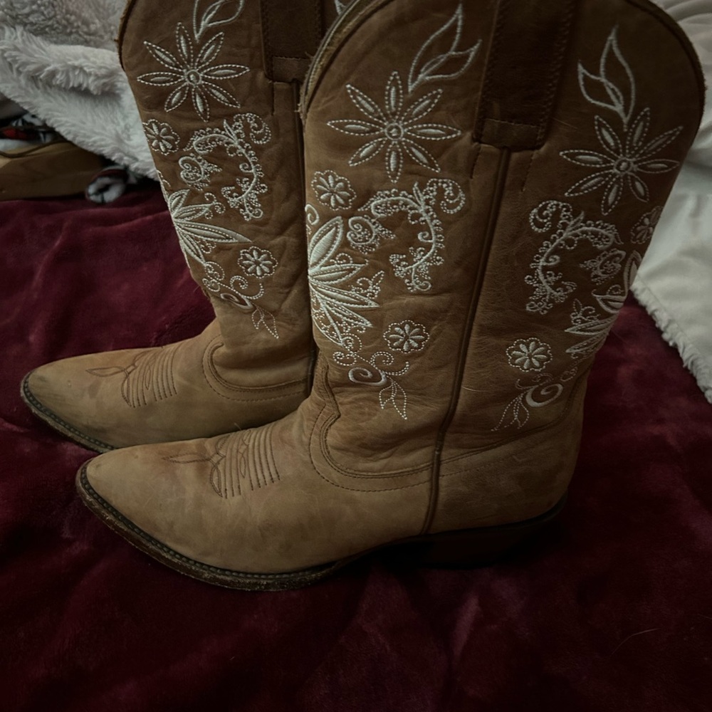 Shyanne Tan Embroidered Heeled Boots